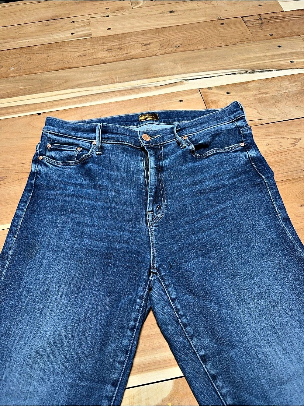 MOTHER The Weekender Fray Jeans Size 29 Medium Wash Raw Hem